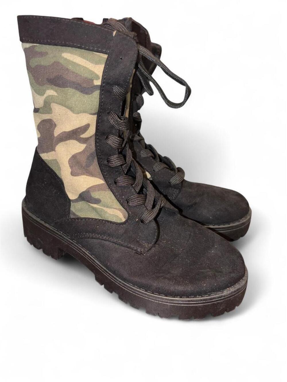 Rouge Camouflage Lace-Up Combat Boots with Side Zipper – Women’s Size 7